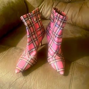 Pink patent plaid print booties! Add some punch to your everyday outfits !